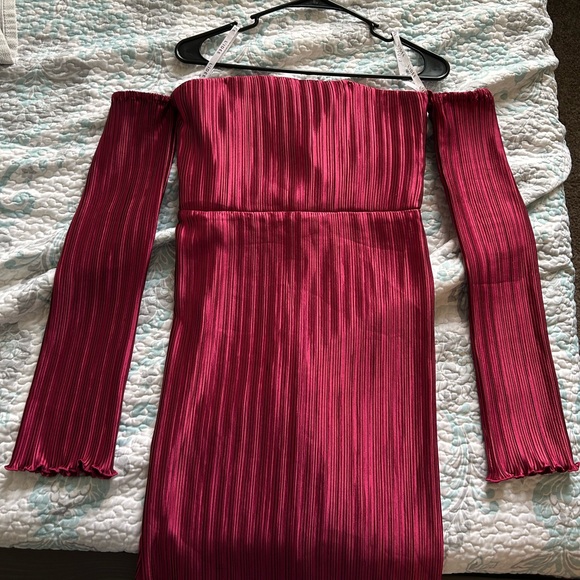 L'IDEE GATSBY COLD-SHOULDER MIDI DRESS in red berry - Picture 5 of 10